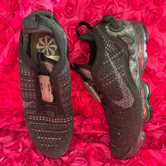 WOMEN'S NIKE AIR VAPORMAX 2021 FLYKNIT RUNNING SHOES - Picture 2 of 9